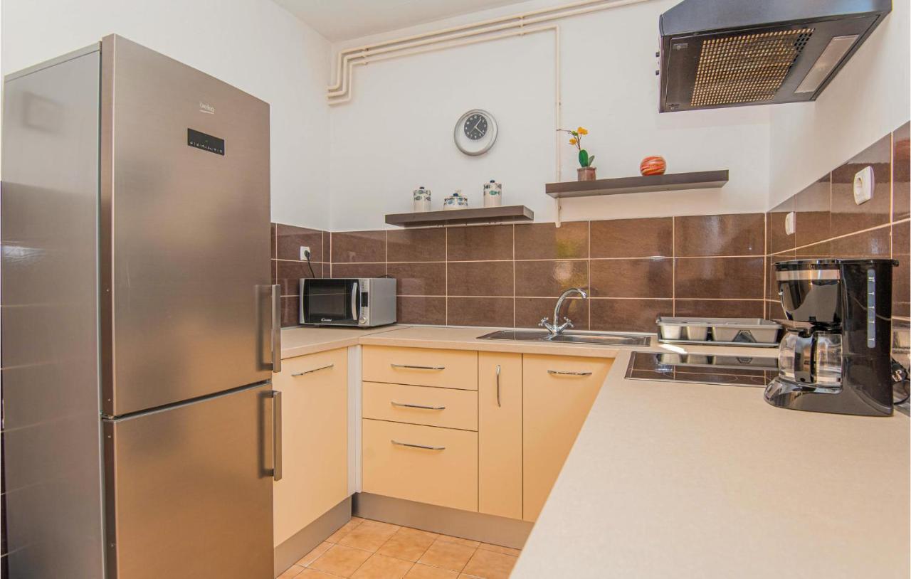 3 Bedroom Lovely Apartment In Brodarica Brodarica  Bagian luar foto
